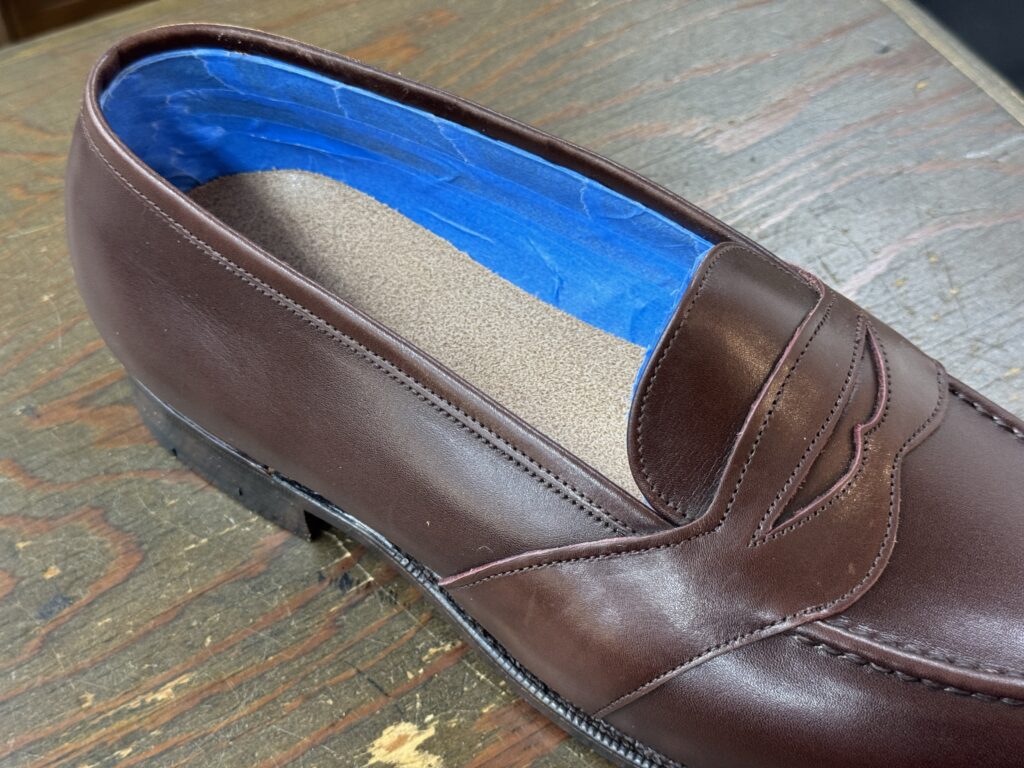 ライニングを保護するためのマスキング作業を行う様子