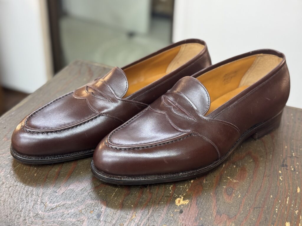 エドワードグリーン旧工場製ローファーの黒染め前の状態を俯瞰で確認する