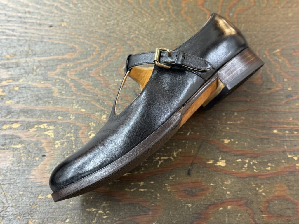 フォルメ Tストラップシューズ 修理後 コバ仕上げとソールラインの状態