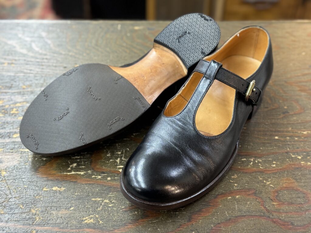 フォルメ レディースTストラップシューズ 修理後の俯瞰 ハーフラバー補強後の全体