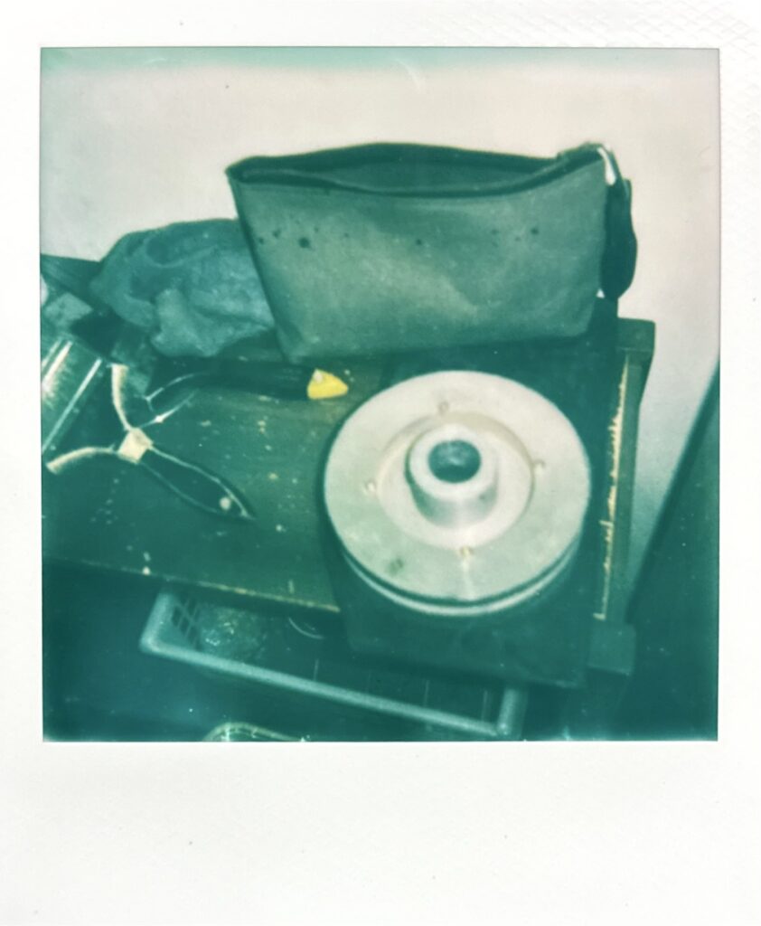 フォルメ Tストラップシューズ 作業台のポラロイド写真