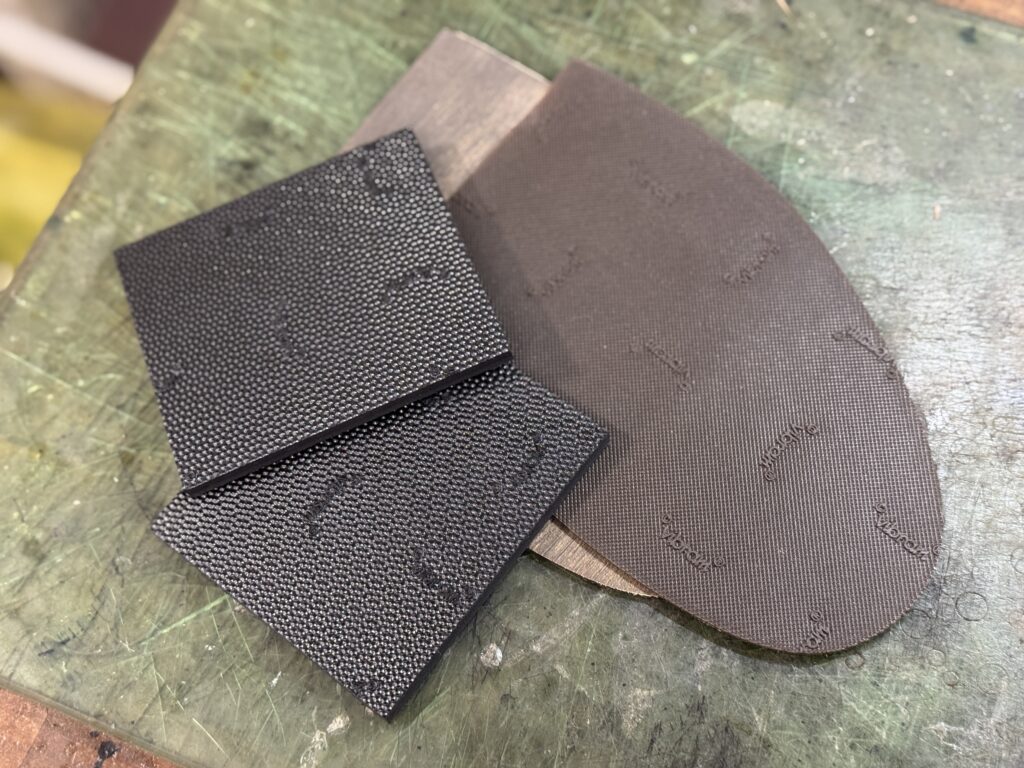 フォルメ Tストラップシューズに使用するVibramハーフラバーとトップリフト部材