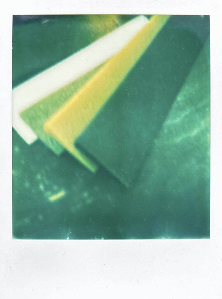 傾斜板修理に使用する部材のポラロイド写真 ゴールデングース修理用パーツ