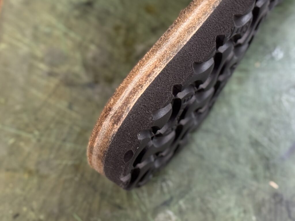 ユッタニューマン シモーネ コバの焦げ 側面の状態