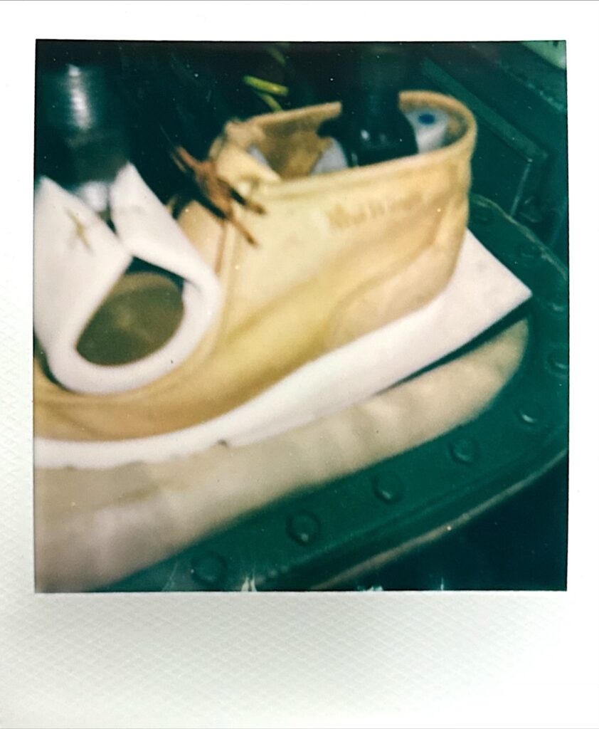 レッドウィング891 オールソール 圧着作業の様子 ポラロイド写真