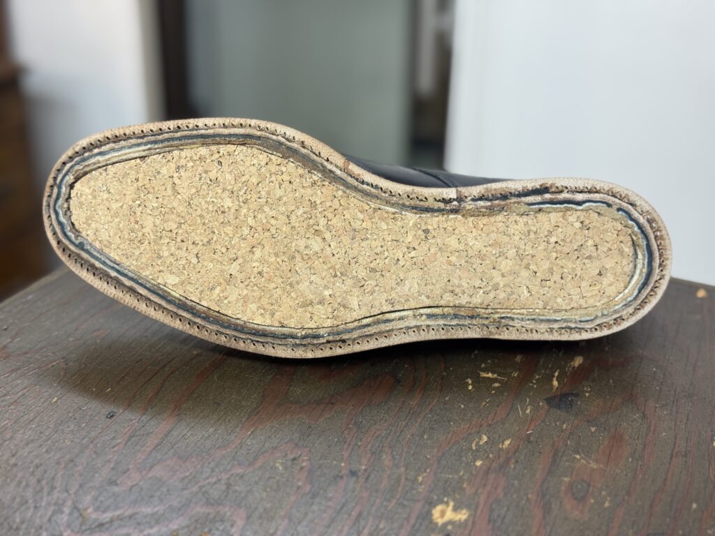 SANDERS(サンダース)レザーオールソール時のコルク交換工程