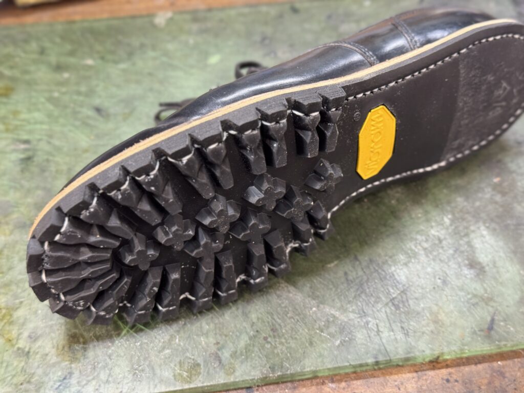Alden（オールデン）2495 タンカーオックスフォードにVibram #100ソールを装着し、ダシ縫いをかけた状態