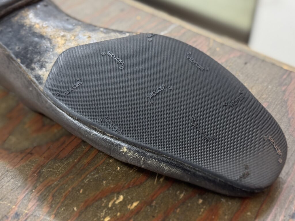 ハーフラバー装着後のソール前足部 Vibramラバーによる補強