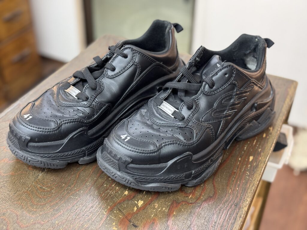 Balenciaga（バレンシアガ）Triple S 修理前全体像 カウンターライニング破れとVibram7120ソール補強施工前