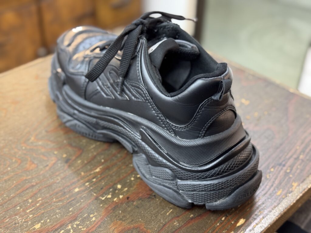 Balenciaga（バレンシアガ）Triple S カウンターライニング補修後の背面ディテール