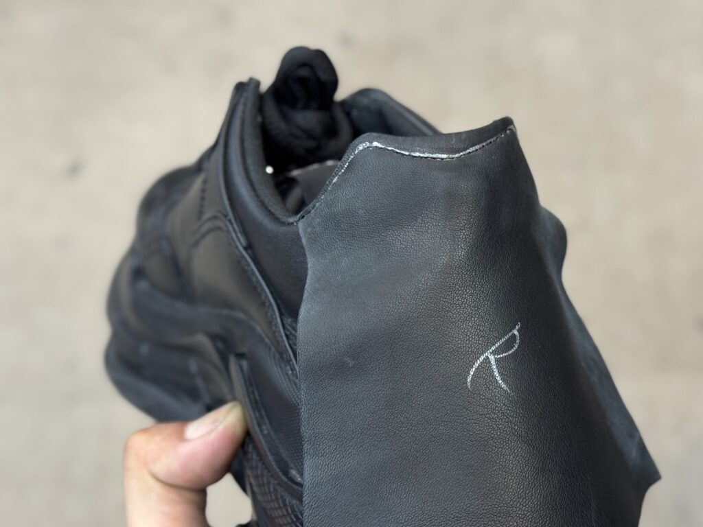 Balenciaga（バレンシアガ）Triple S 履き口トップラインの縫製補修作業