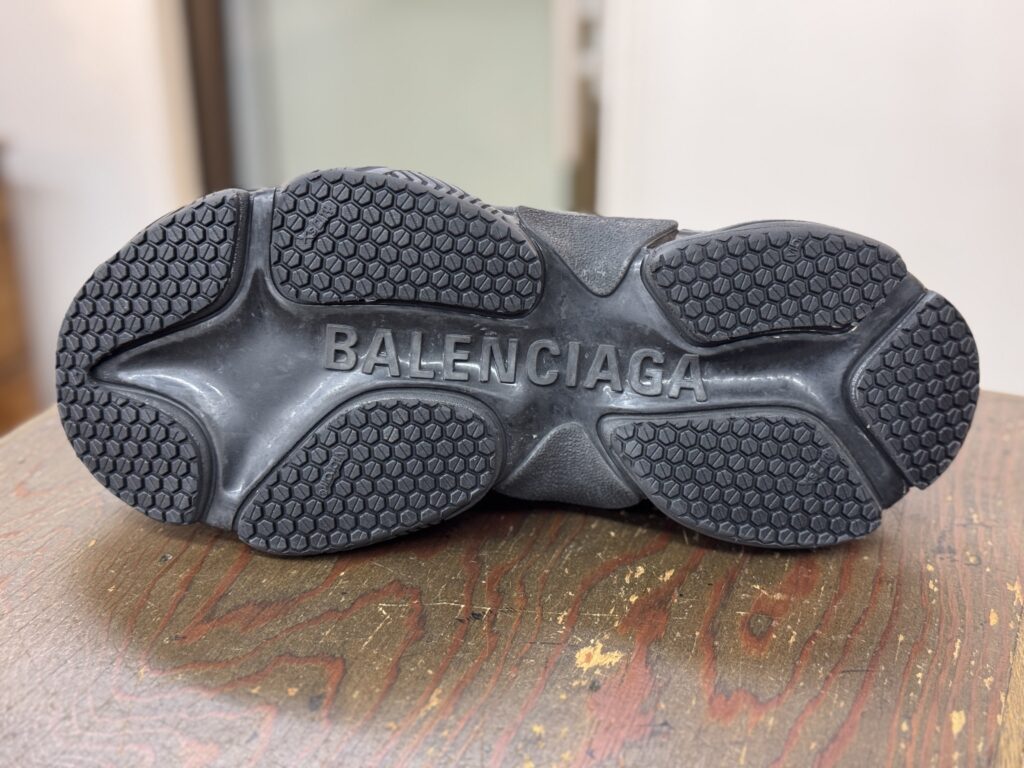Balenciaga（バレンシアガ）Triple S Vibram7120によるソール補強施工