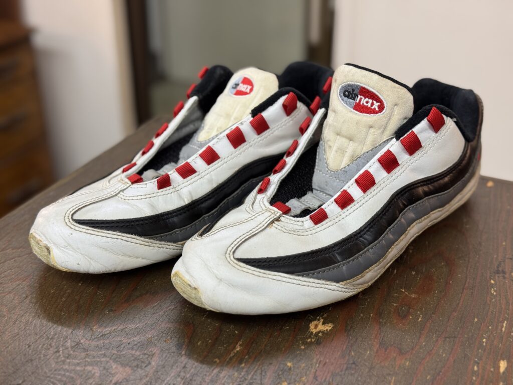 加水分解によりソールが崩壊したNike Air Max 95の修理前全体写真
