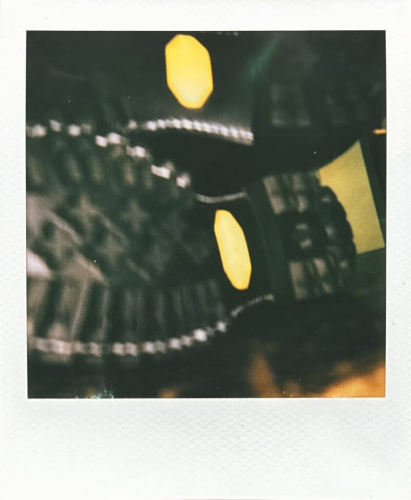 Vibram #100ソールのイエローロゴを写したポラロイド写真