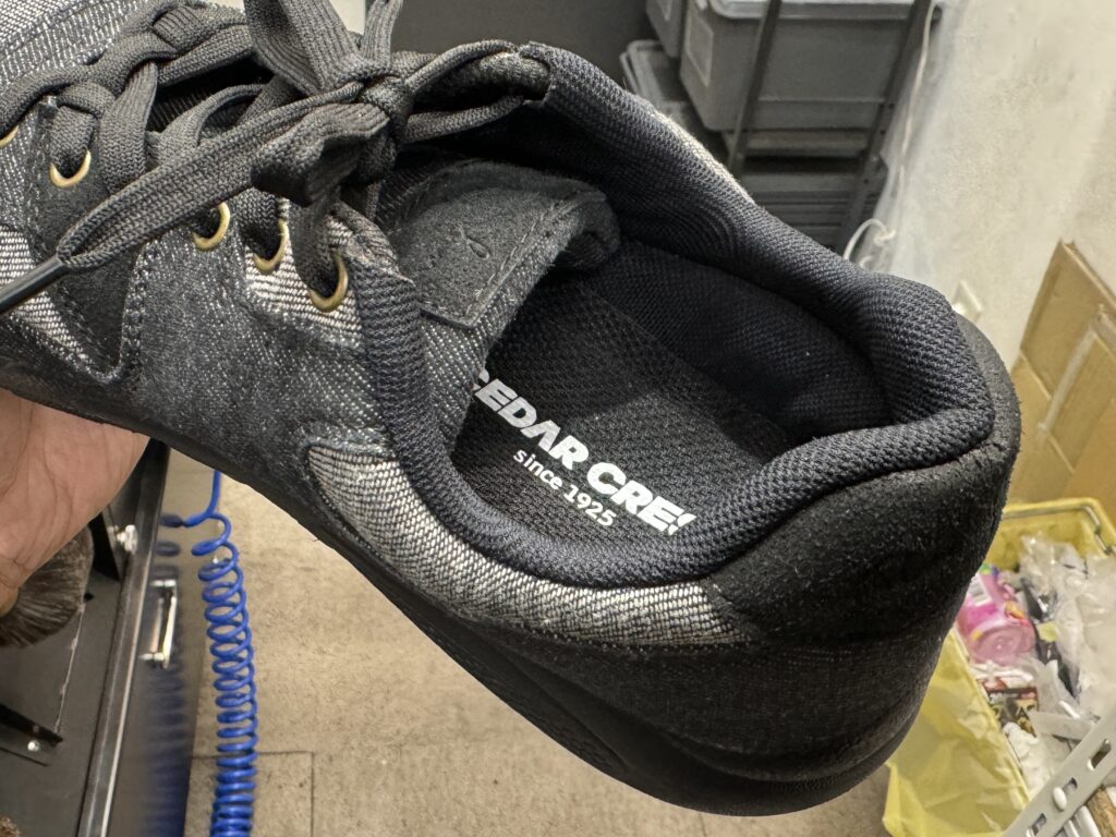 スニーカーのメッシュ素材を用いたカウンターライニング補修事例
