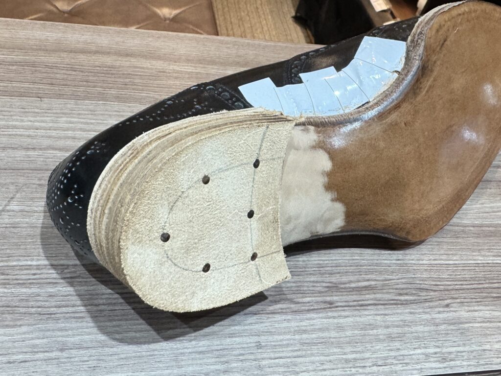 レザーを積み上げてヒールを形成する工程