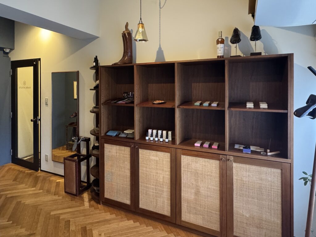 HARK京都の店内風景と木製什器
