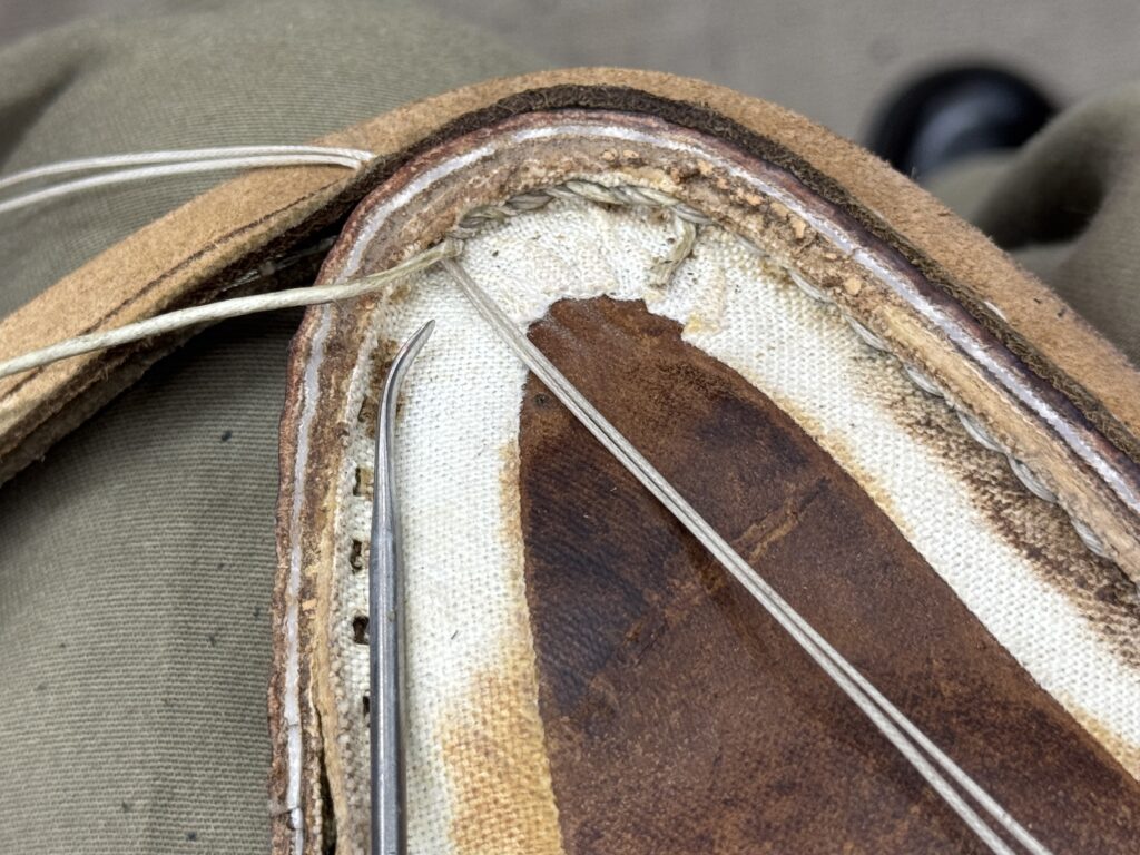 すくい糸に別の糸を緩衝材として絡ませている工程