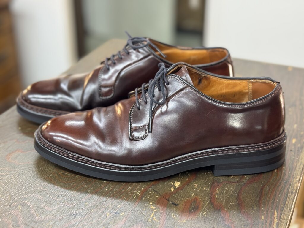 修理後のAlden(オールデン)990、側面から見たvibram2055ソール