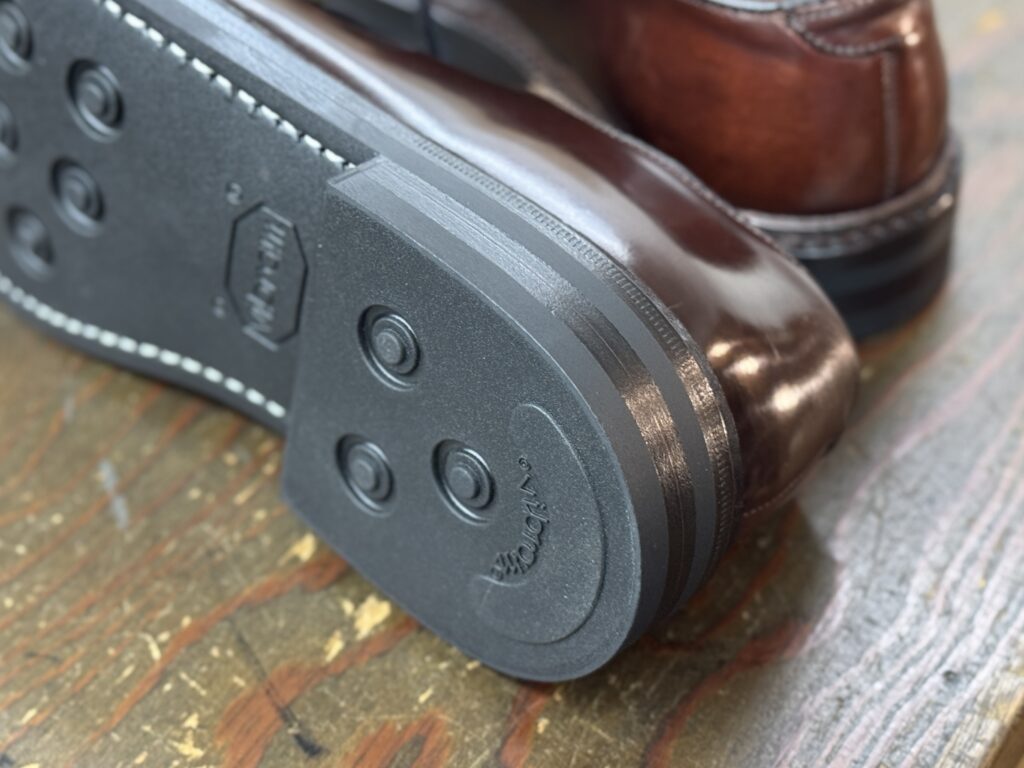 修理後のAlden(オールデン)990、ヒール部分のvibram2055ソール