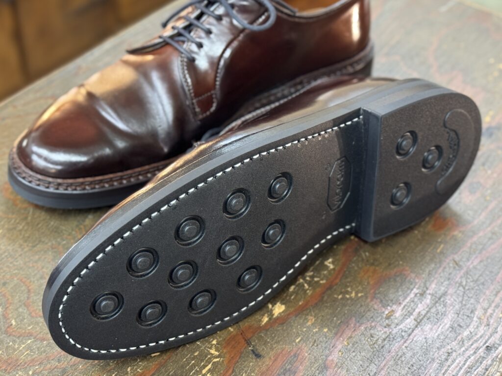 修理後のAlden(オールデン)990、vibram2055ソール面のアップ