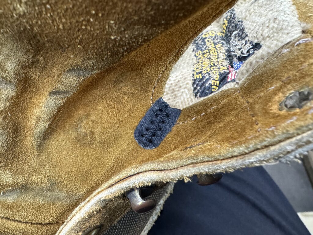 補強ナイロンテープとジグザグ縫いで固定した箇所
