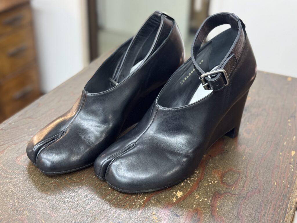 メゾンマルジェラ 足袋パンプス 修理前 全体