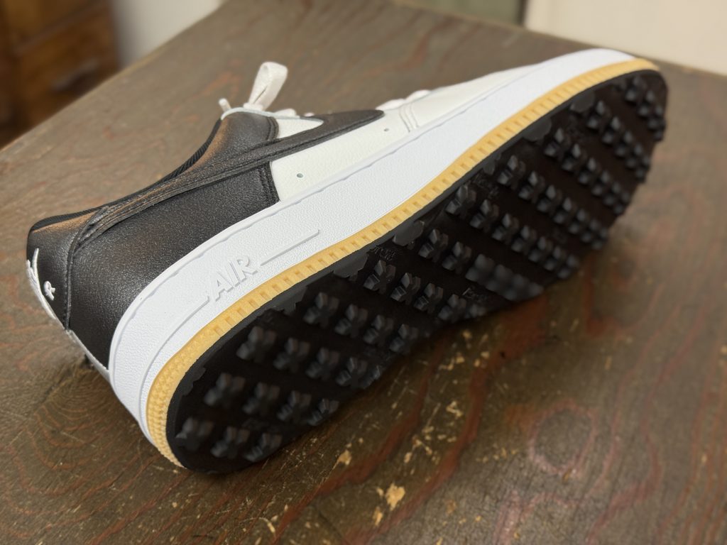 修理後のソール面、VIBRAM 419C BRANDYによるスパイクレス仕様