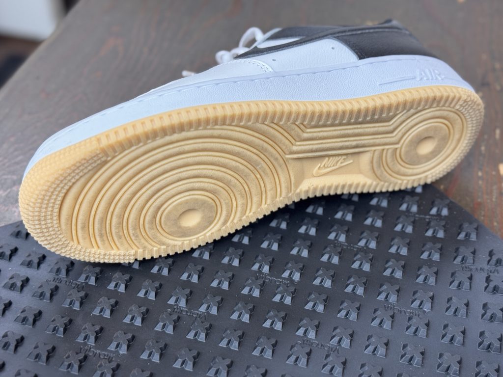 修理前のソール面と、今回使用するVIBRAM 419C BRANDY素材