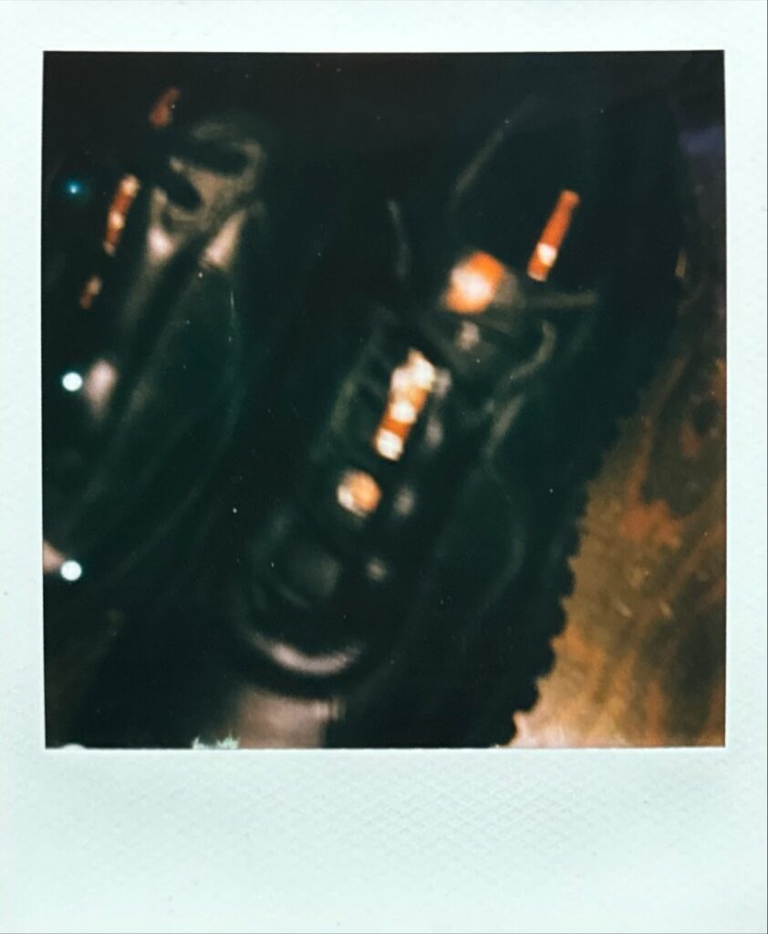 Prada（プラダ）アメリカズカップのロゴタブを写したポラロイド写真