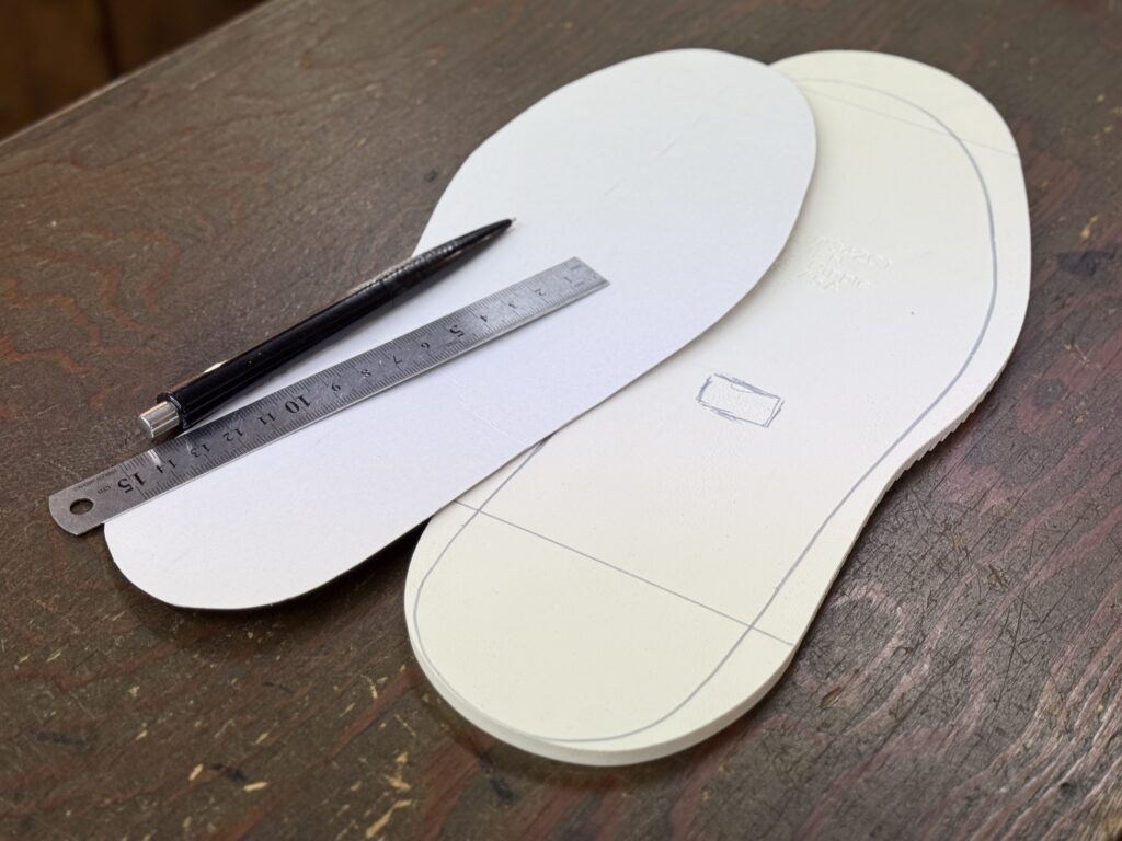 Vibram 342をトリミングする準備をしている様子