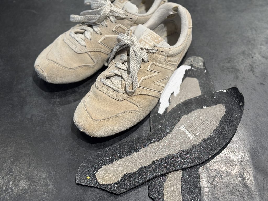 ニューバランス996のオールソール修理前。ソールを解体した状態