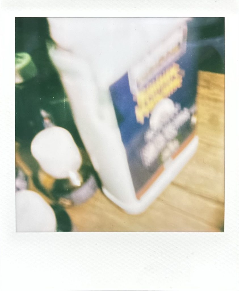 靴修理作業場に置かれた染料のポラロイド写真